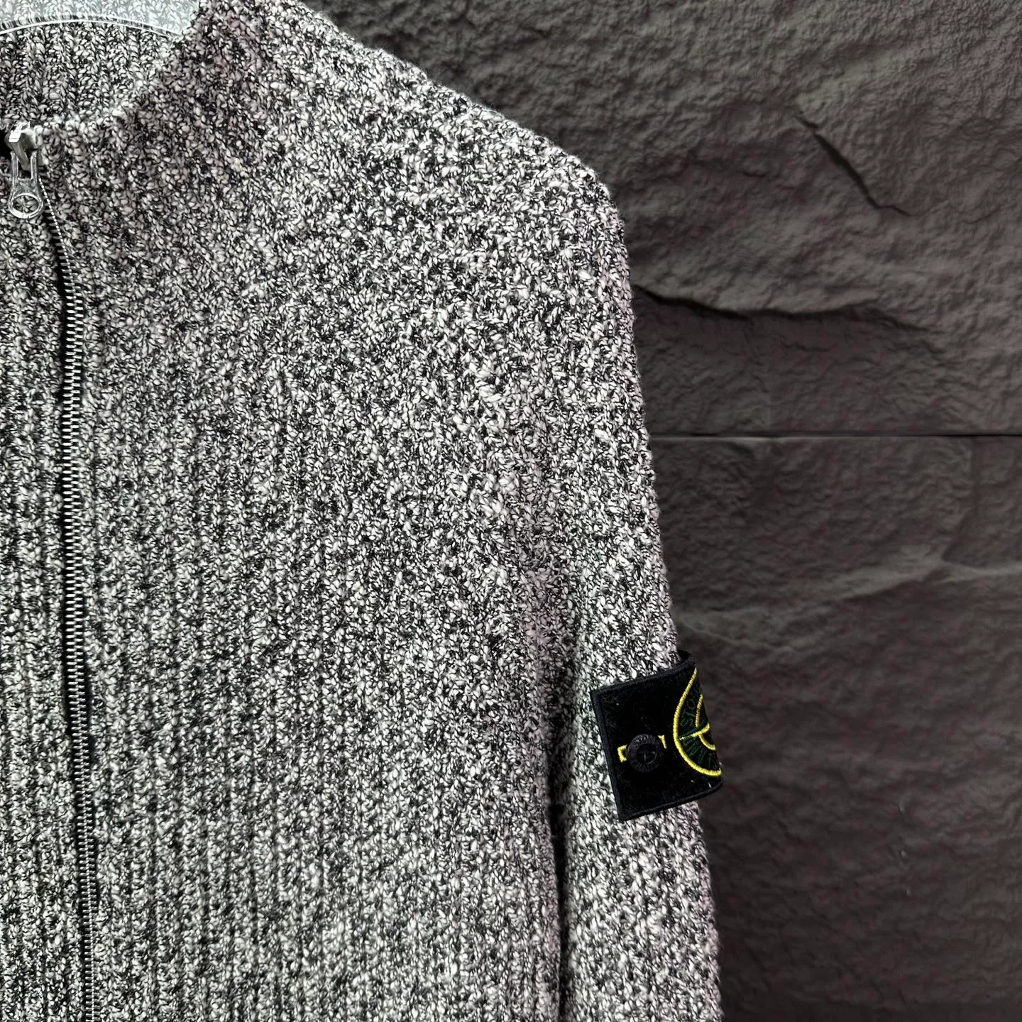 P350 Shitoujia 2025 new coral color classic sleeve logo stand-up collar cardigan couple style knitted long-sleeved sweater jacket 🔥high version🔥high version🔥 The fabric is made of 32-count cotton yarn blended material, which is skin-friendly, does not stick to the body, does not cause pilling, feels very soft, super comfortable, fashionable and personalized, super versatile and good-looking knitted cardigan, very suitable for both men and women, a must-have item for everyone. Packaging, tag, collar label, washed wheat Complete 👍 Color: Gray Size: S, M, L